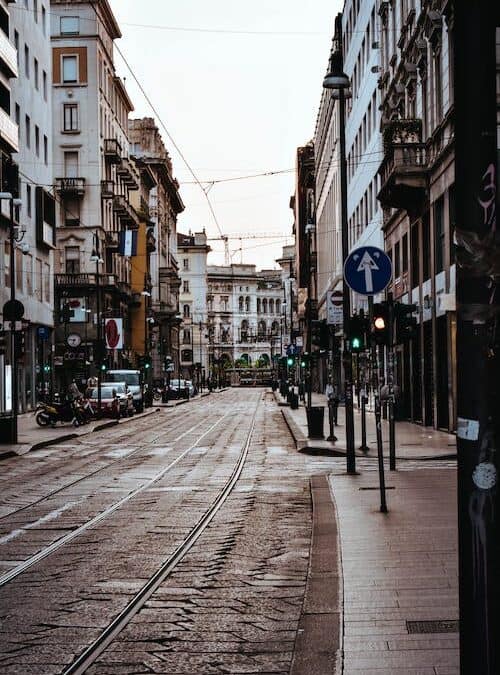 Tirano cavo in strada a Milano, lo psicologo: «Non è una bravata, sono adulti eccitati dal pericolo e in cerca di visibilità»